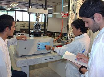 tres personas investigando en un laboratorio