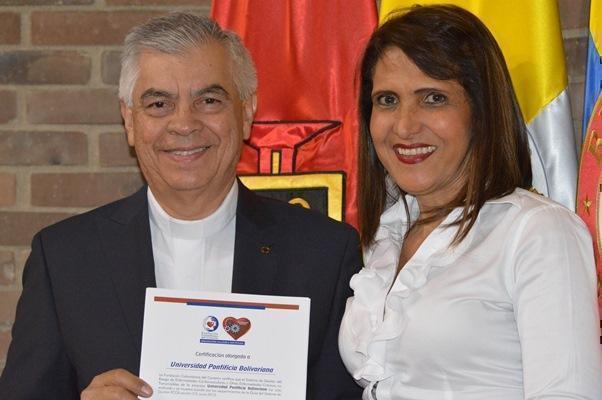 Rector con el certificado junto con la doctora Alexis Llamas, presidenta de la Fundación Colombiana del Corazón