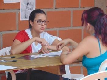 estudiante atendiendo a una persona