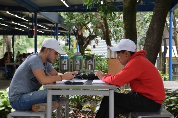 Estudiante conectados a internet 