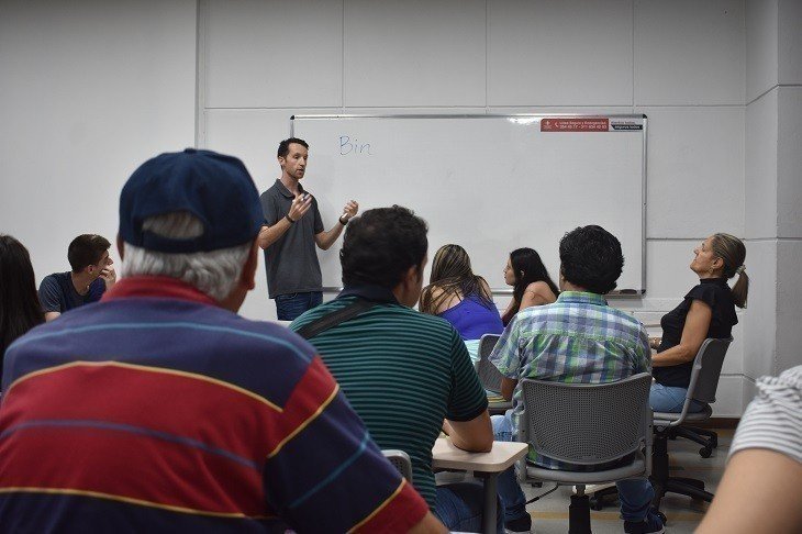 Estudiantes, jubilados y público en general aprenden idiomas en los Clubes de conversación