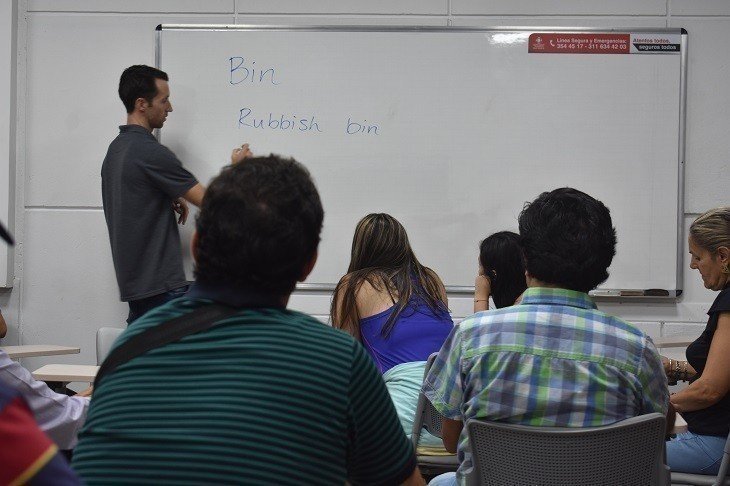 Estudiantes, jubilados y público en general aprenden idiomas en los Clubes de conversación