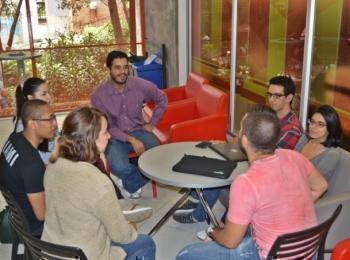 Docentes y estudiantes en los clubes de conversación