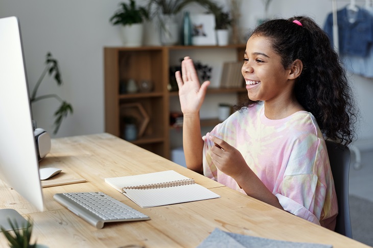 Niña estudiando