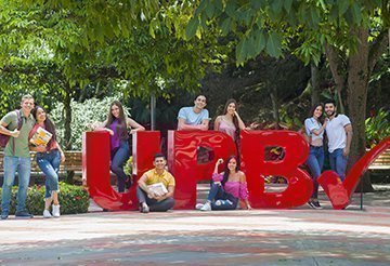 estudiantes con las letras UPB