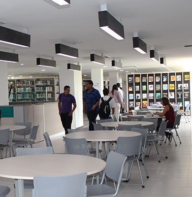 Espacio de lectura en Biblioteca UPB Montería