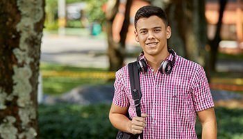 estudiante en el campus sonriendo