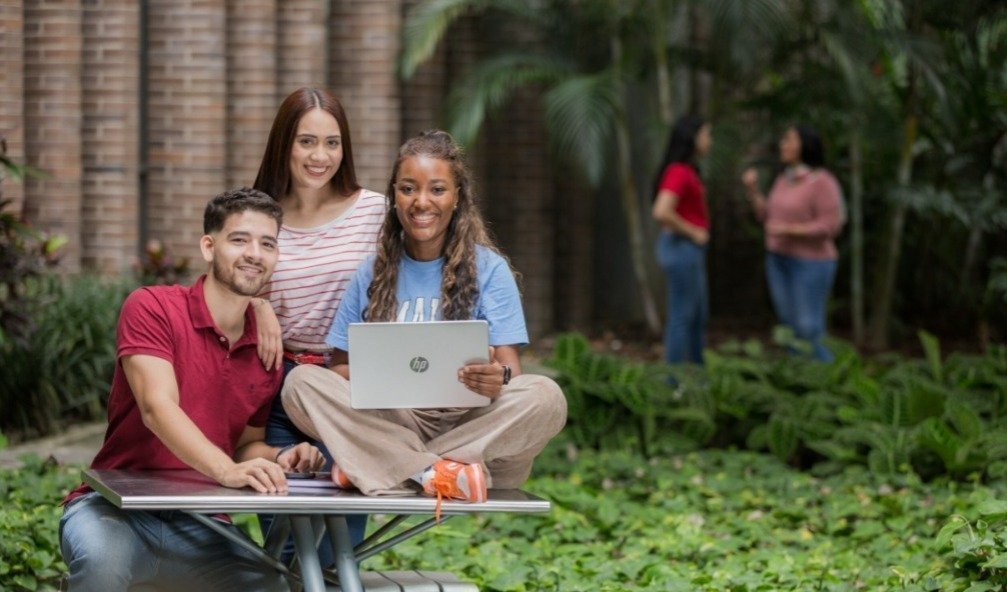 estudiante en los jardines de la Universidad