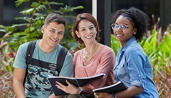 docente con estudiantes