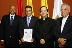 Decano de Ciencias de la Salud, director de la Clínica sosteniendo el certificado, monseñor Ricardo Tobón, Julio Jairo Ceballos Sepúlveda