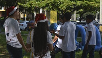 grupo de líderes jugando con niños