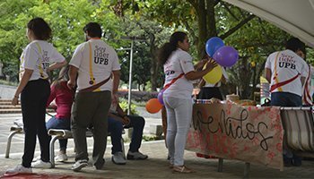 estudiantes en un stand