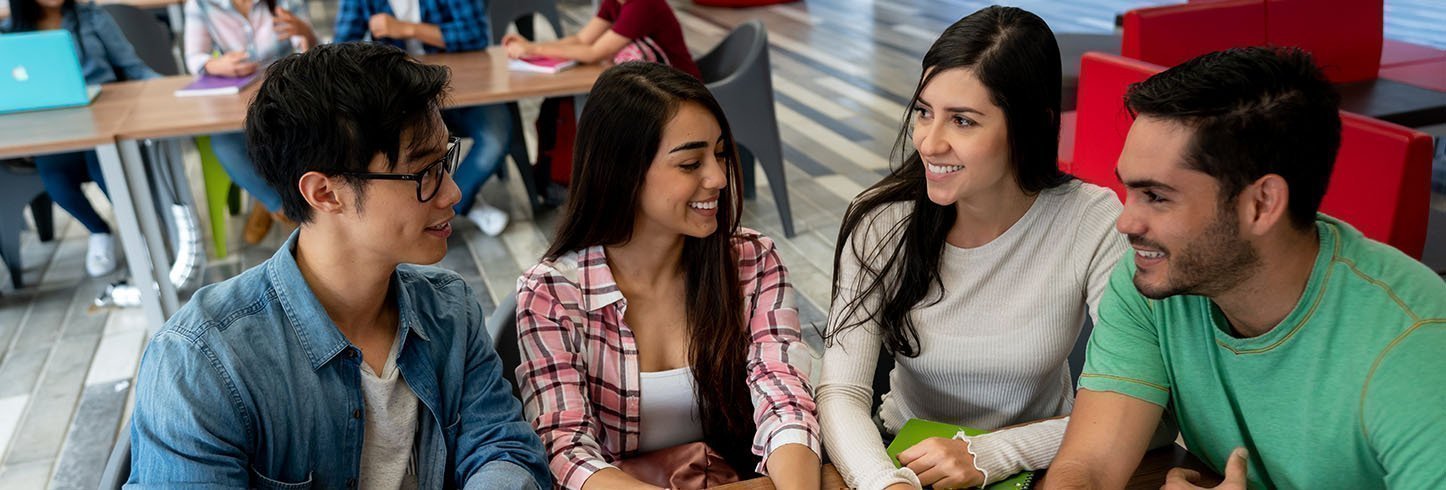 estudiantes conversando