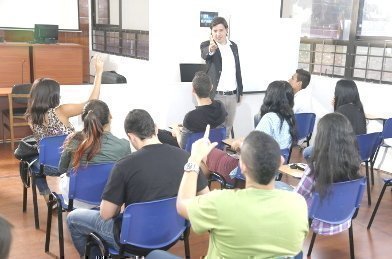 Docente y estudiantes en clase