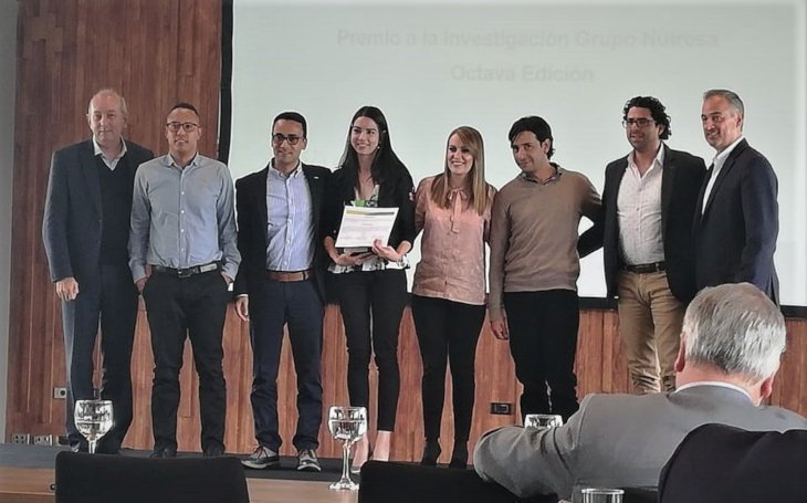 Imagen de investigadores recibiendo premio