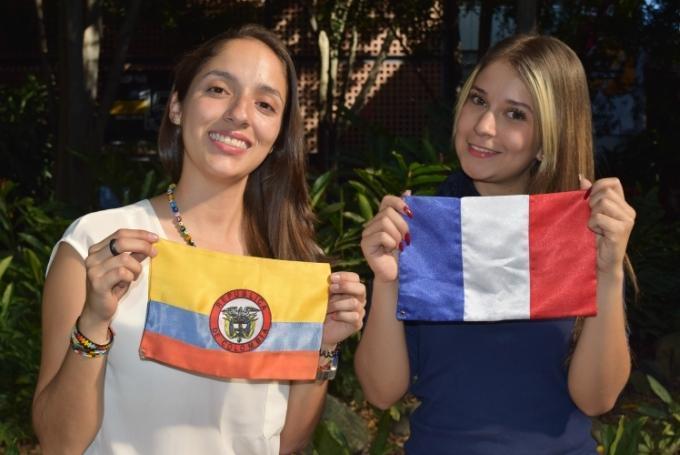 Estudiantes con banderas de Francia y Colombia