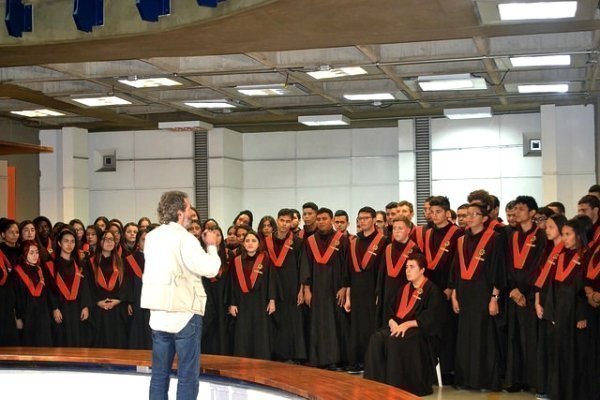 120 voces unidas cantando en la Biblioteca Central