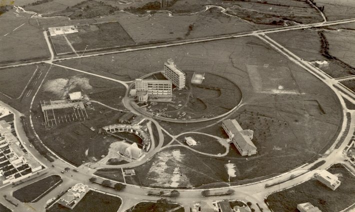 Foto aérea en escala de grises de la Universidad en 1953. Se observan los bloques 6, 7, 3 y 12