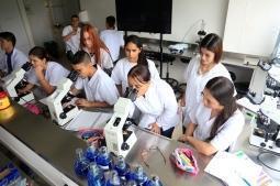 estudiantes en laboratorio