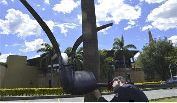 hombre le hace mantenimiento a la turbina eólica