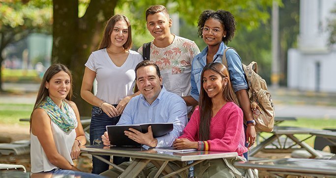 Grupos de estudiantes con docente