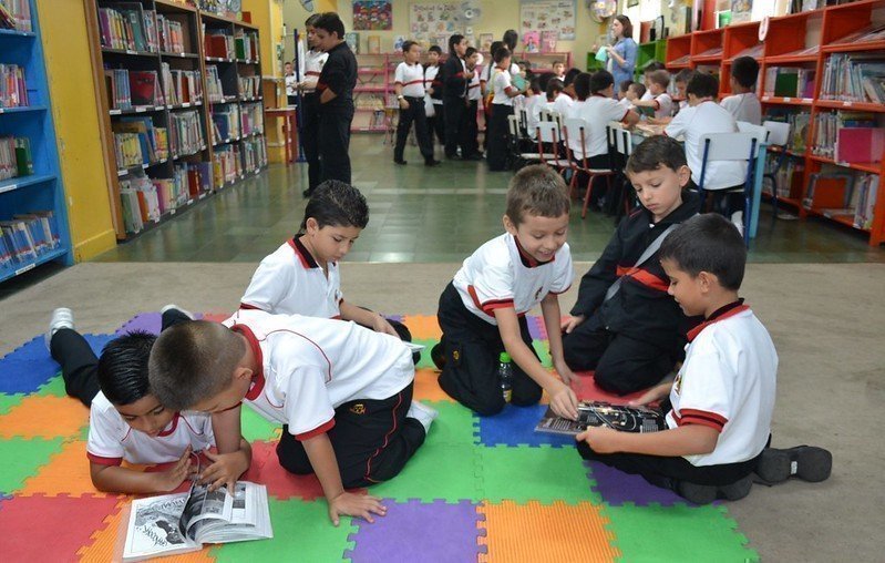 Estudiantes en Biblioteca escolar UPB