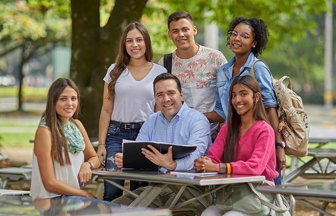 Grupos de estudiantes con docente