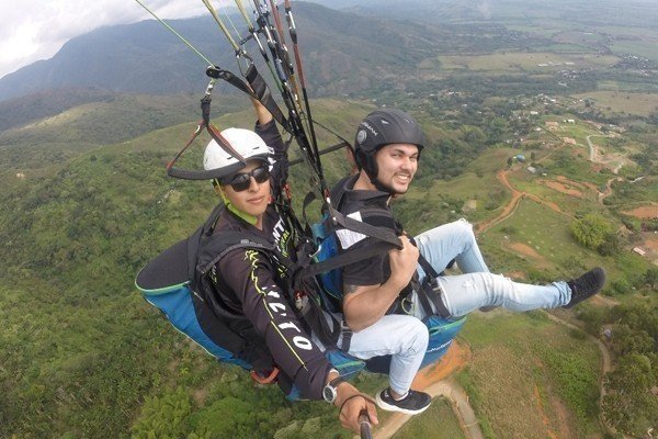 Cleiton Pereira, realizando parapente 