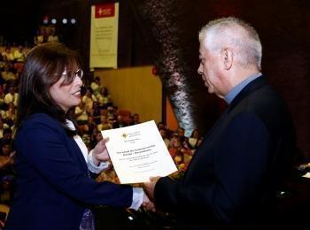 Rector entrega diploma a la directora de Comunicación Social