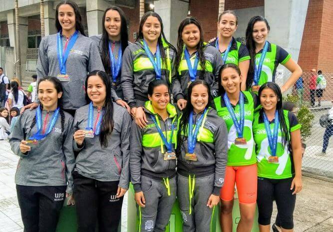 Equipo femenino de natación (de gris) obtuvo la plata en 4x50 combinado