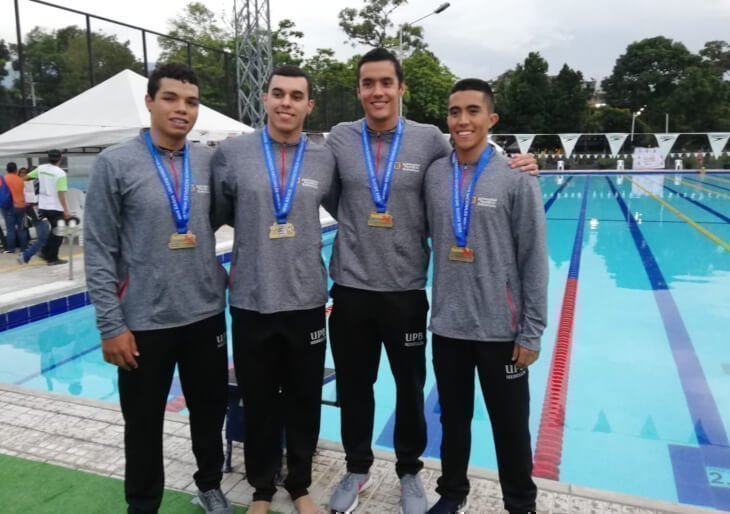 El equipo masculino se colgó el oro en 4x50 combinado.