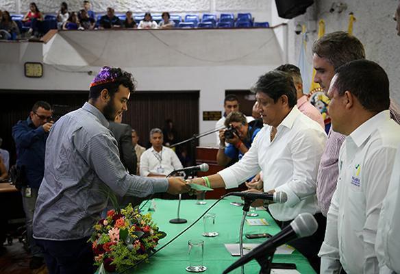 Entrega de la beca a uno de las estudiantes beneficiadas de UPB Palmira