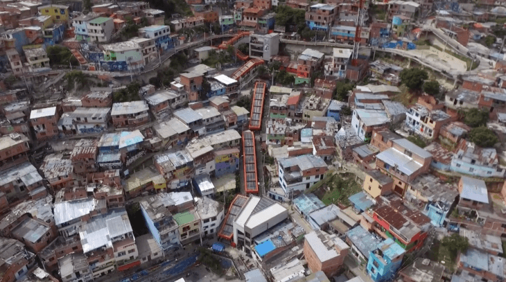 Vista aérea de las escaleras eléctricas de la Comuna 13, Medellín. Fotografía tomada del documental, cortesía de Juan Sebastián Aguirre.