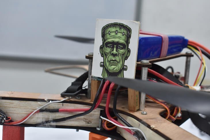 Los estudiantes colocaron una estampa de Frankenstein en el dron.