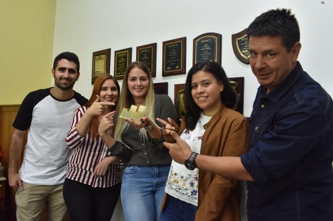 Integrantes del equipo con el galardón.