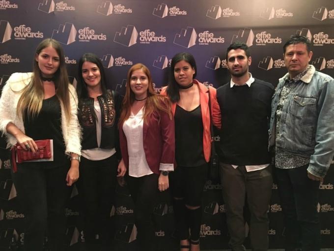 Miembros del equipo junto con Carlos Andrés Gómez, director de la Facultad de Publicidad.