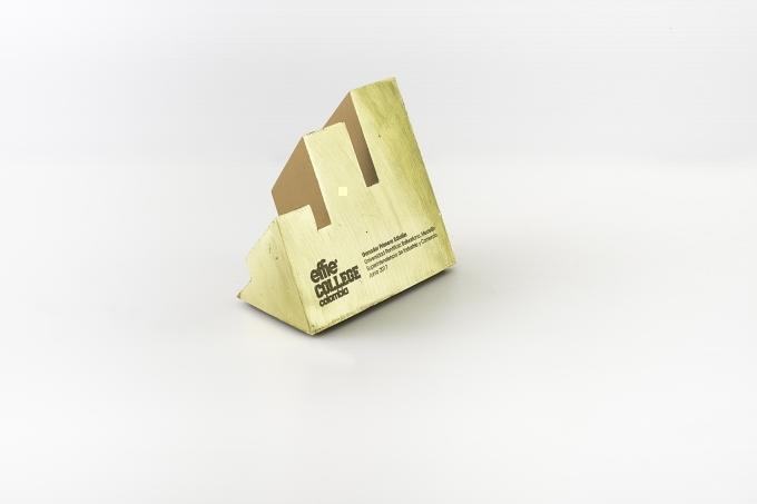 Trofeo dorado de los Effie. Cortesía Alexánder Gil. 2017