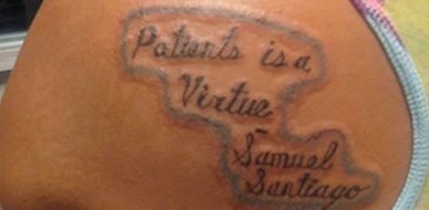 tatuaje de una persona con una farse en inglés que dice patients is a virtue