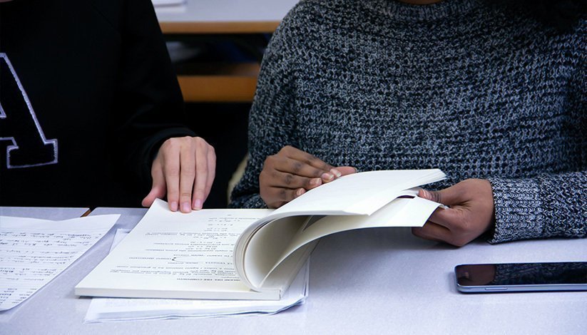 Estudiantes prepárandose para examen de ingreso a la Universidad