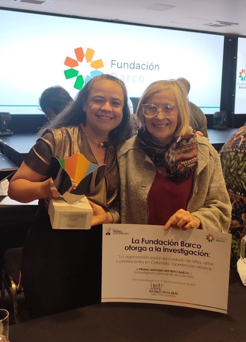 docentes investigadoras en la entrega del premio