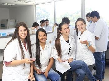 Estudiantes sentados en un laboratorio de medicina