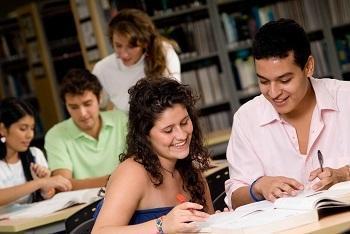 Dos personas estudiando en la biblioteca