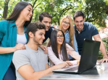 Estudiantes de la UPB en el campus