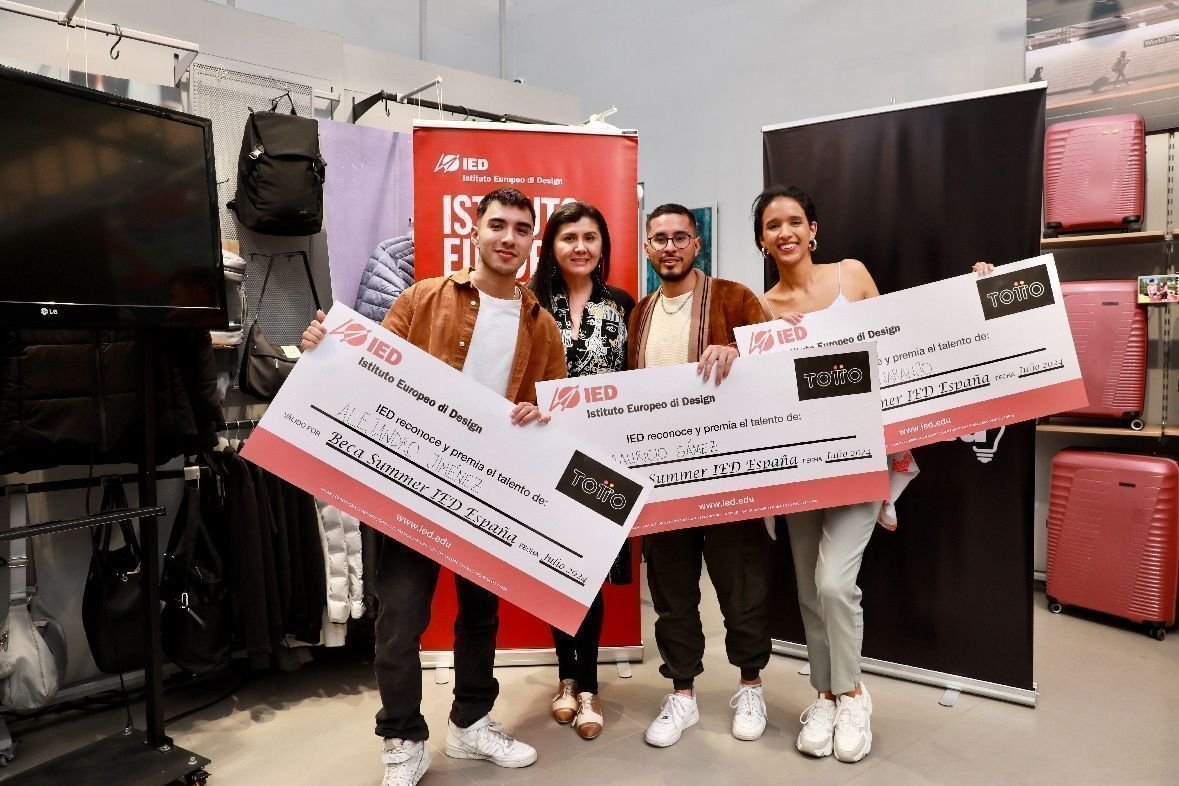 Estudiantes de publicidad ganadores del concurso Totto Crea 2023 