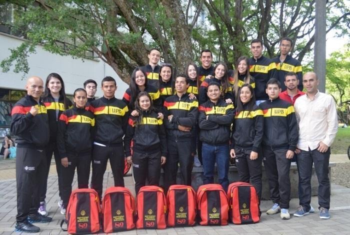 grupo de deportistas representativos posando con su uniforme