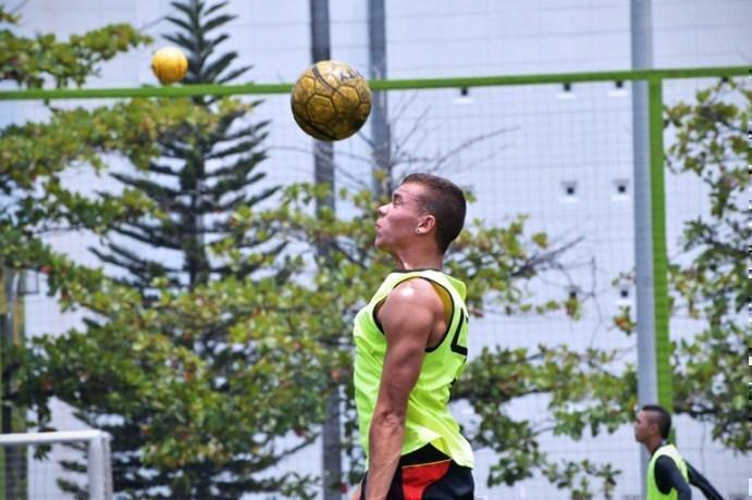 estudiante cabeceando un balón mientras juega fútbol