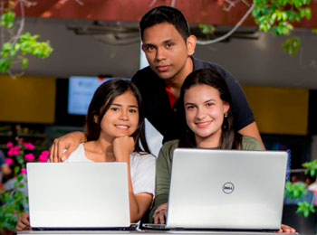 Estudiantes de UPB Montería frente a equipos de computación portátil 