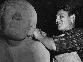 José Horacio Betancur, escultor representativo de Medellín. Obras como 