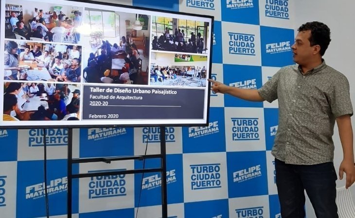 Docente César Salazar en una de las exposiciones sobre insumos académicos para PINCEL en el municipio de Turbo.