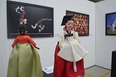 Exposición de muñecas coreanas con la visita de la embajada de Corea a la UPB